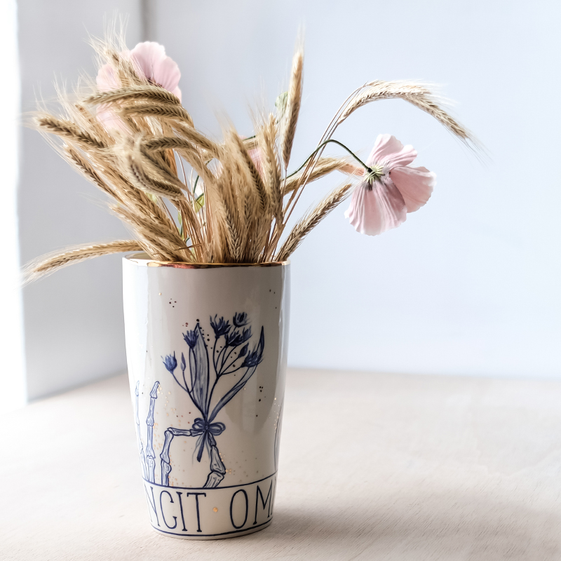antikapratica_tattooed-ceramics_handmade-in-berlin_Vase_Amor_vincit_2024_marta_maria_trenti