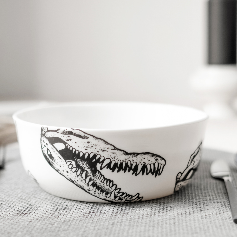 antikapratika_tattooed-ceramics_handmade-in-berlin_Black_Lines_bowl_flat_crocco_side